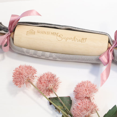 Personalisierte Teigrolle aus Holz – graviertes Nudelholz mit Namen, Geschenk für Hobbybäcker, handmade by Christine.Kreativ.Design, Dreizack Wien