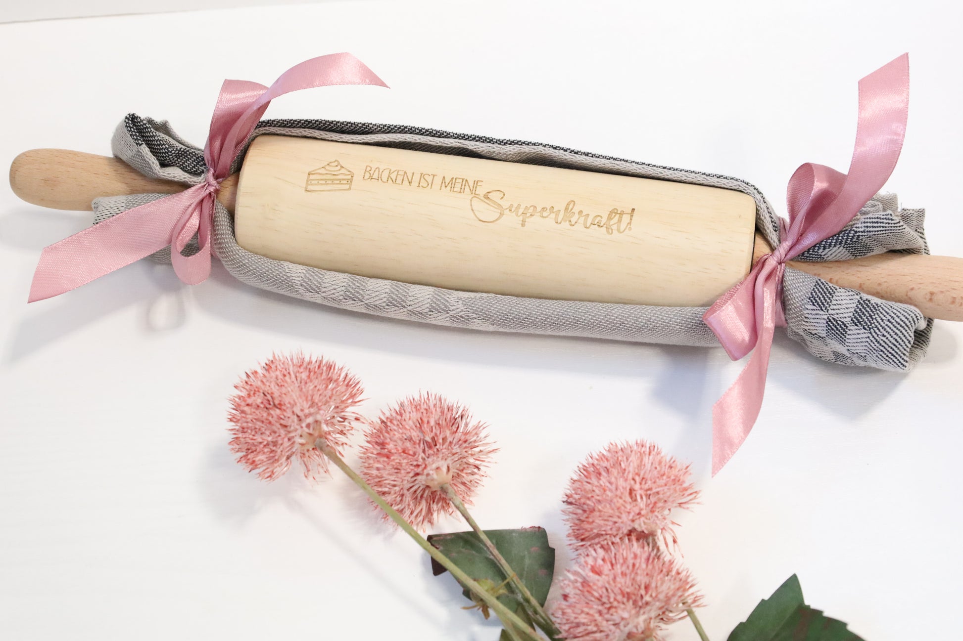 Personalisierte Teigrolle aus Holz – graviertes Nudelholz mit Namen, Geschenk für Hobbybäcker, handmade by Christine.Kreativ.Design, Dreizack Wien