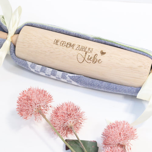 Personalisierte Teigrolle aus Holz – graviertes Nudelholz mit Namen, Geschenk für Hobbybäcker, handmade by Christine.Kreativ.Design, Dreizack Wien