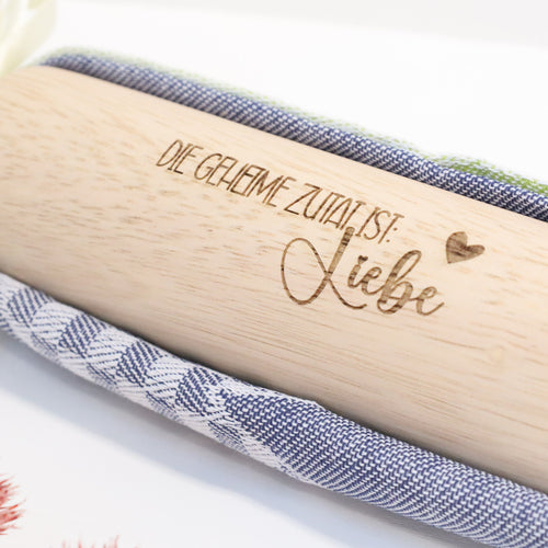 Personalisierte Teigrolle aus Holz – graviertes Nudelholz mit Namen, Geschenk für Hobbybäcker, handmade by Christine.Kreativ.Design, Dreizack Wien
