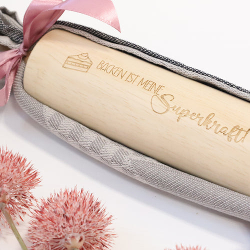Personalisierte Teigrolle aus Holz – graviertes Nudelholz mit Namen, Geschenk für Hobbybäcker, handmade by Christine.Kreativ.Design, Dreizack Wien