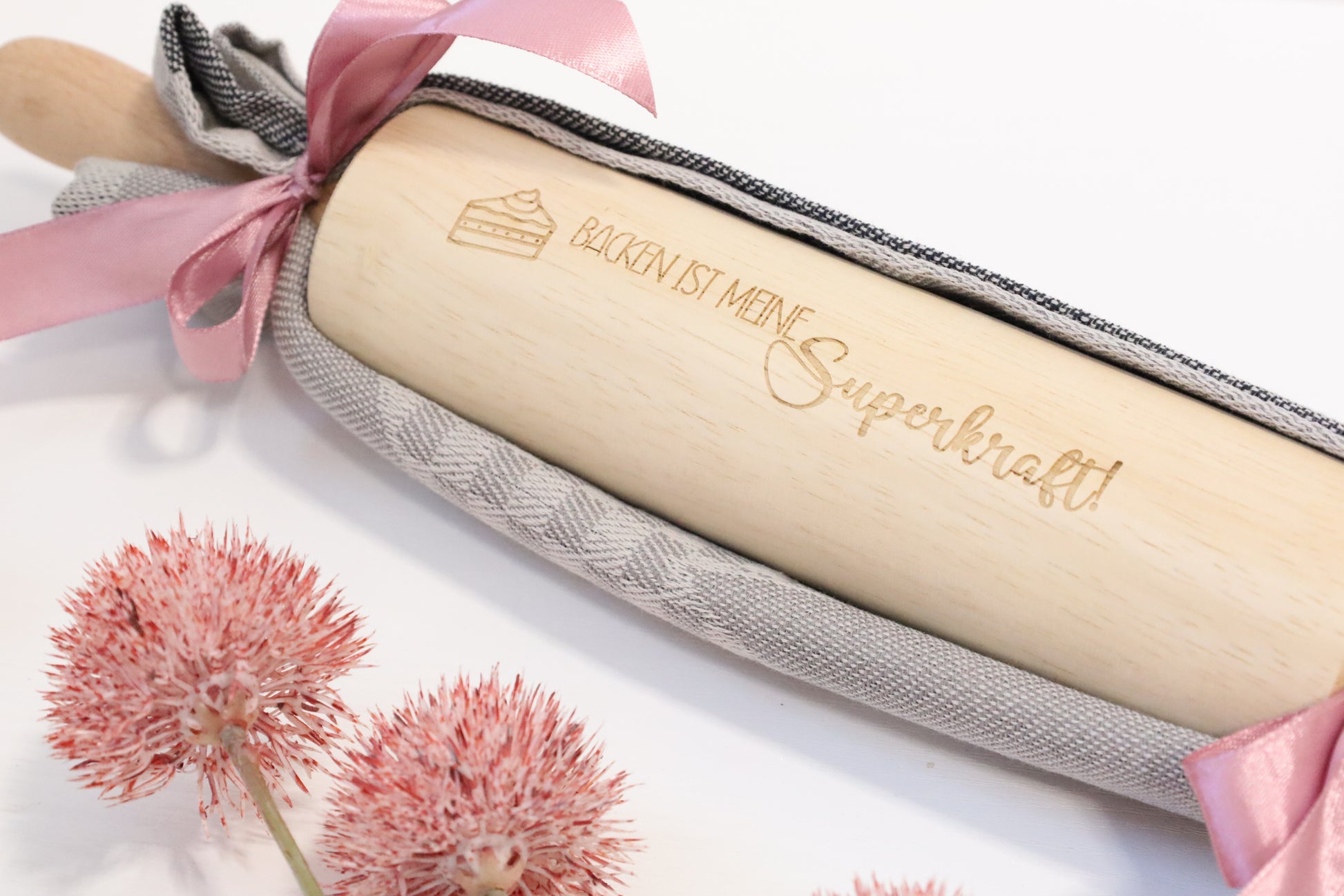 Personalisierte Teigrolle aus Holz – graviertes Nudelholz mit Namen, Geschenk für Hobbybäcker, handmade by Christine.Kreativ.Design, Dreizack Wien