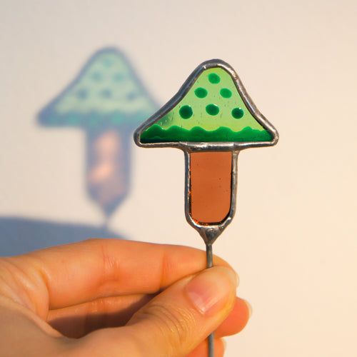 Pilz, Handgemachte Glasdeko von Magpie Castle, Tiffany-Technik, Naturmotive wie Monstera, Pilze & Blumen, zum Aufhängen oder als Pflanzenstecker, kunstvolle Glaskunst aus Österreich.