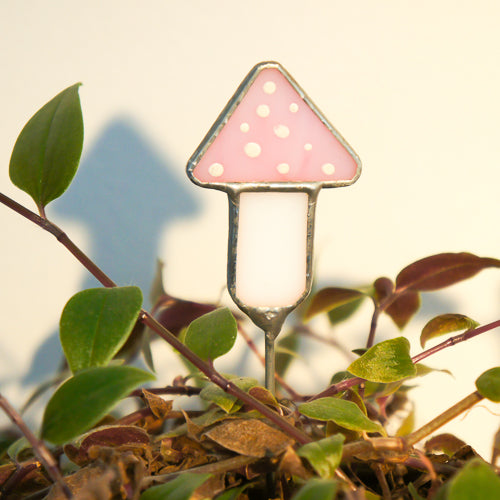 Pilz, Handgemachte Glasdeko von Magpie Castle, Tiffany-Technik, Naturmotive wie Monstera, Pilze & Blumen, zum Aufhängen oder als Pflanzenstecker, kunstvolle Glaskunst aus Österreich.