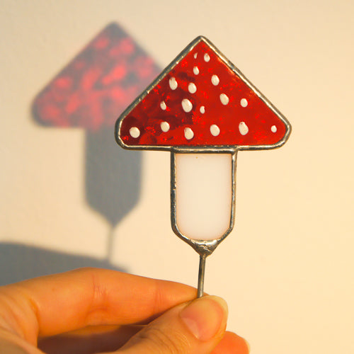 Fliegenpilz, Handgemachte Glasdeko von Magpie Castle, Tiffany-Technik, Naturmotive wie Monstera, Pilze & Blumen, zum Aufhängen oder als Pflanzenstecker, kunstvolle Glaskunst aus Österreich.