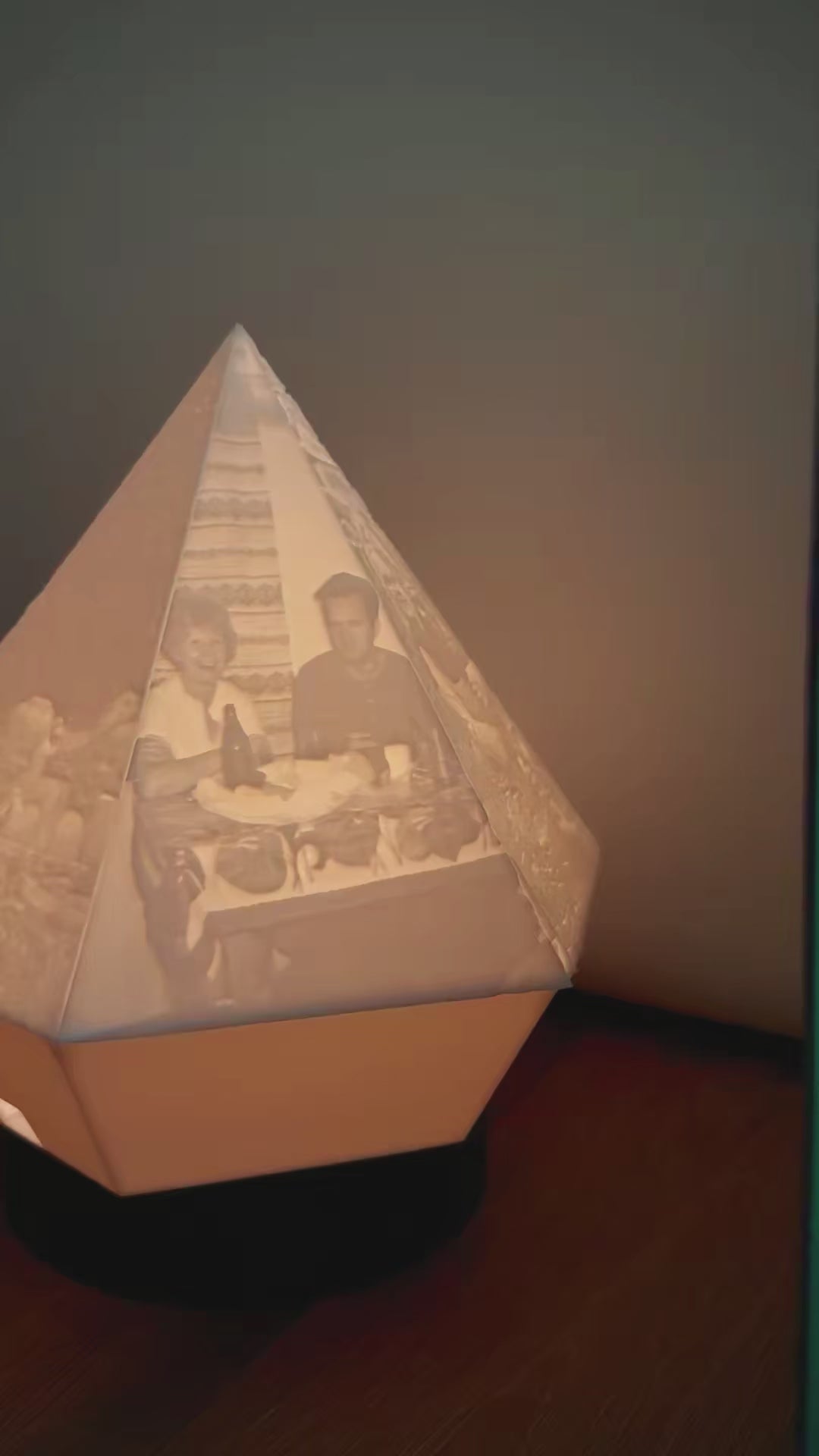 Personalisierbares Lithopan in Diamant-Form mit 6 Fotos, handgefertigt von Dreizack in Wien, inklusive LED-Puck mit Touch-Funktion, perfektes Geschenk für Diamanthochzeit oder Jubiläum.