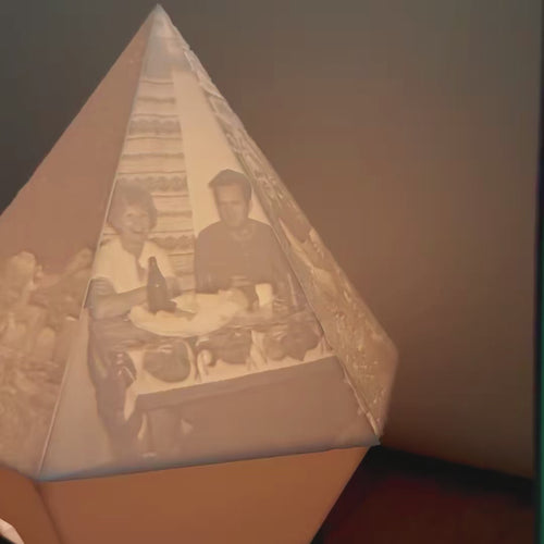 Personalisierbares Lithopan in Diamant-Form mit 6 Fotos, handgefertigt von Dreizack in Wien, inklusive LED-Puck mit Touch-Funktion, perfektes Geschenk für Diamanthochzeit oder Jubiläum.