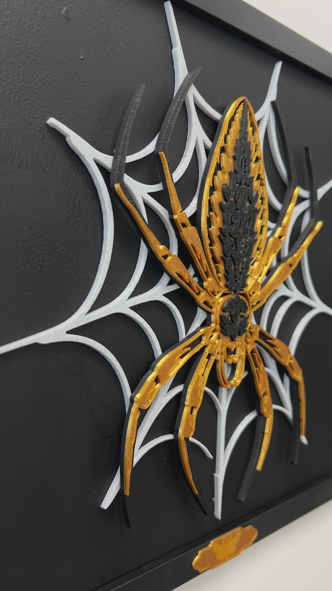 Radnetzspinne im Holzrahmen | Layered Art & 3D-Druck