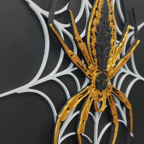 Radnetzspinne im Holzrahmen | Layered Art & 3D-Druck