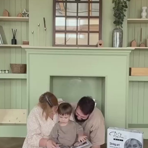 RingString DIY-Set bei Dreizack Wien – personalisiertes Kunstwerk aus MDF, Nägeln und Faden, 50×50 cm oder 35×35 cm, mit Audio-Anleitung, vor Ort ansehbar, exklusiv in Österreich erhältlich