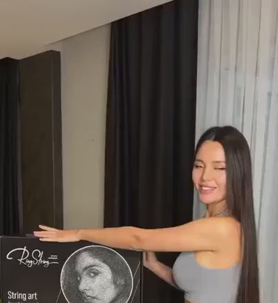 RingString DIY-Set bei Dreizack Wien – personalisiertes Kunstwerk aus MDF, Nägeln und Faden, 50×50 cm oder 35×35 cm, mit Audio-Anleitung, vor Ort ansehbar, exklusiv in Österreich erhältlich