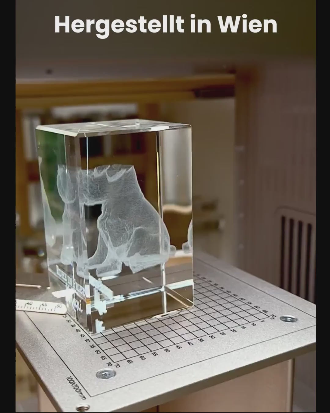 Blick in die Wiener Manufaktur von Dreizack in Ottakring bei der präzisen Herstellung einer 3D Kristallglas-Gravur mittels hochmoderner Lasertechnik.