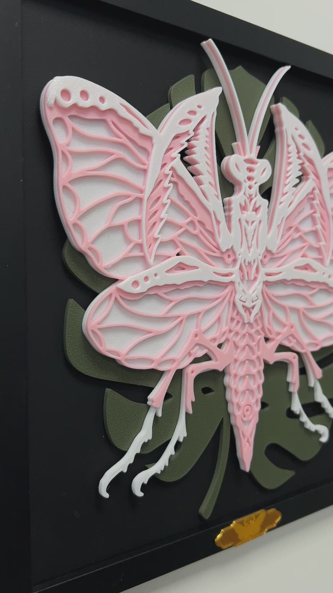 Gottesanbeterin im Holzrahmen | Layered Art & 3D-Druck