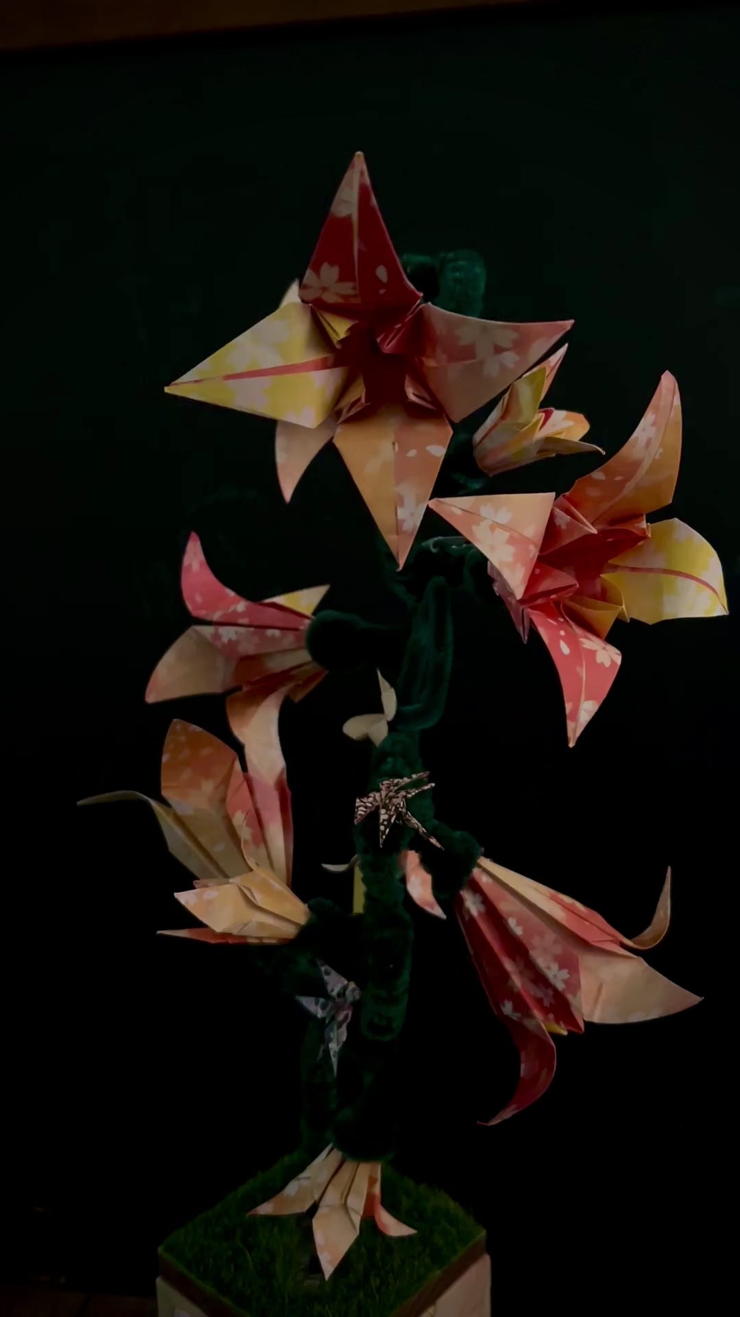 Origami-LED-Lampe von Künstlerhände – Handgefertigte Origami-Blumen mit versteckten LED-Lichtern, batteriebetrieben. Einzigartiges Kunstwerk, ideal für stimmungsvolle Beleuchtung, ca. 50 cm hoch.