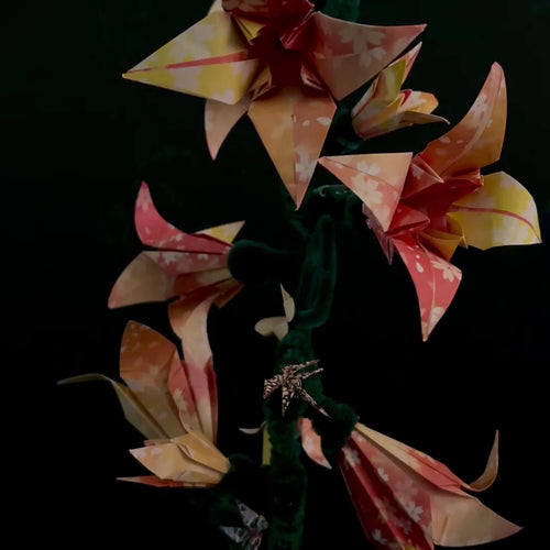 Origami-LED-Lampe von Künstlerhände – Handgefertigte Origami-Blumen mit versteckten LED-Lichtern, batteriebetrieben. Einzigartiges Kunstwerk, ideal für stimmungsvolle Beleuchtung, ca. 50 cm hoch.