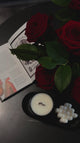 Dark Love Duftkerze von Szari Atelier, handgefertigt aus veganem Raps- und Kokoswachs, mit fruchtigen und sinnlichen Duftnoten, Holzdocht für romantisches Knistern, inklusive Premium Streichhölzer.