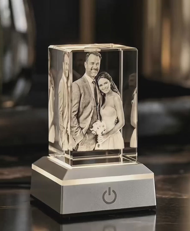 2.5D Kristall-Relief einer glücklichen Frau: Detailreiche Portrait-Gravur in einem K9 Kristallglasblock mit plastischer Tiefe, handgefertigt bei Dreizack Wien.