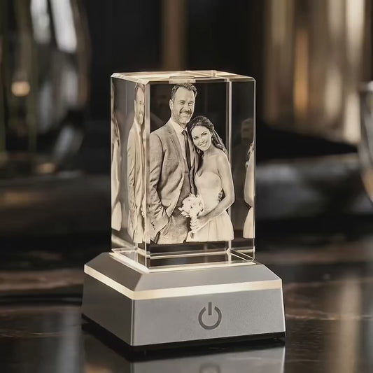 2.5D Kristall-Relief einer glücklichen Frau: Detailreiche Portrait-Gravur in einem K9 Kristallglasblock mit plastischer Tiefe, handgefertigt bei Dreizack Wien.