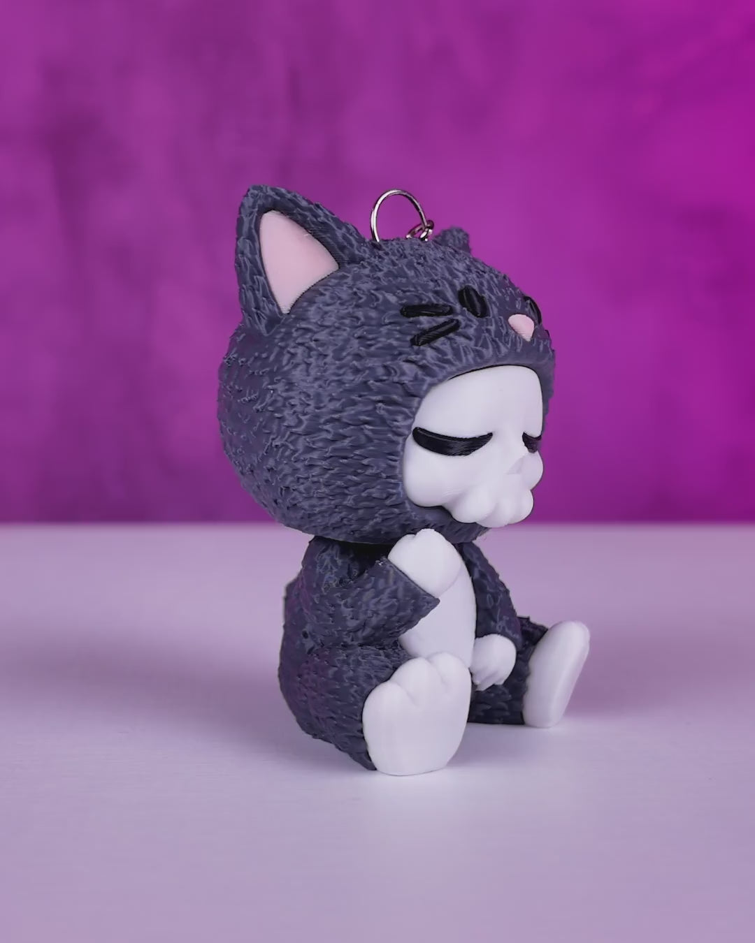 Dreamurr Skullies Figur – schlafender Skully im Katzenkostüm mit Mütze, in Wunschfarbe, originelles Sammlerstück oder Geschenk für Katzenfans