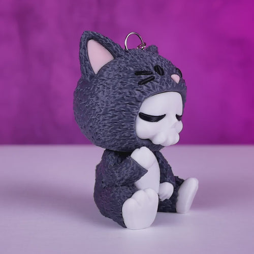 Dreamurr Skullies Figur – schlafender Skully im Katzenkostüm mit Mütze, in Wunschfarbe, originelles Sammlerstück oder Geschenk für Katzenfans