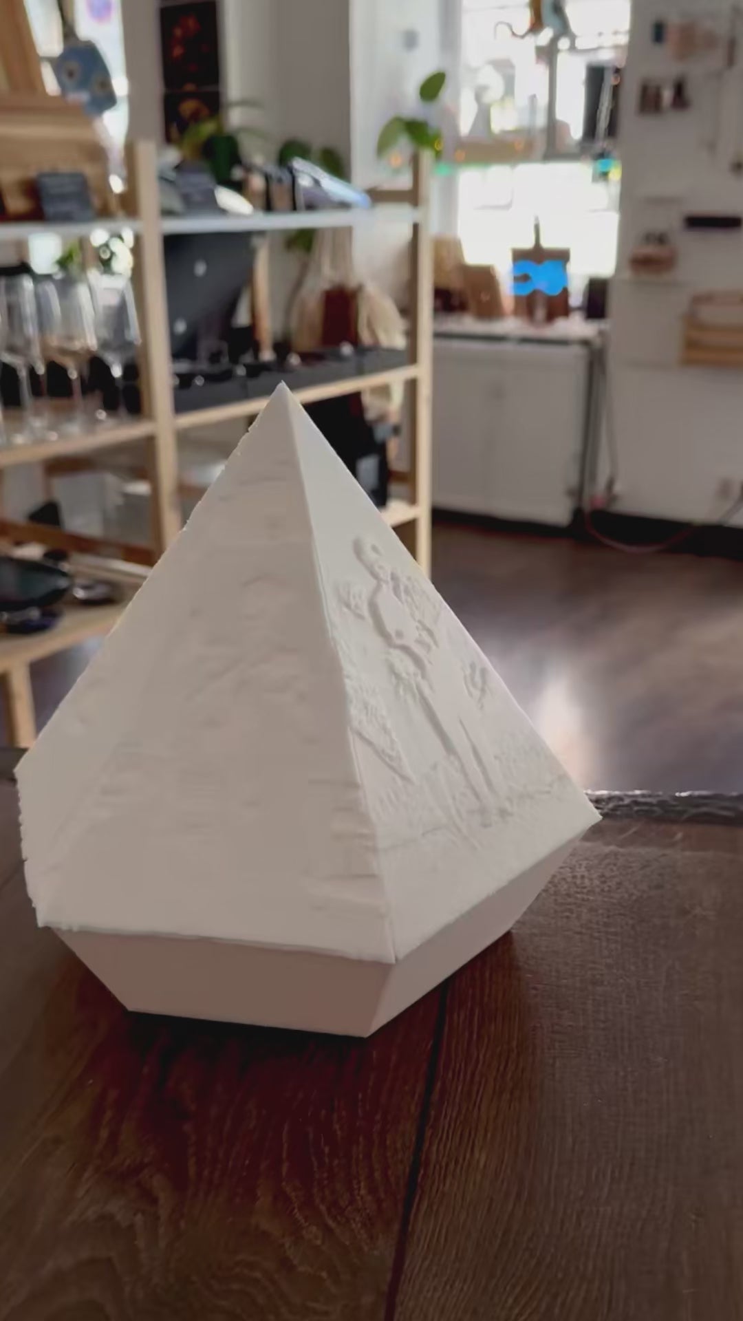 Personalisierbares Lithopan in Diamant-Form mit 6 Fotos, handgefertigt von Dreizack in Wien, inklusive LED-Puck mit Touch-Funktion, perfektes Geschenk für Diamanthochzeit oder Jubiläum.