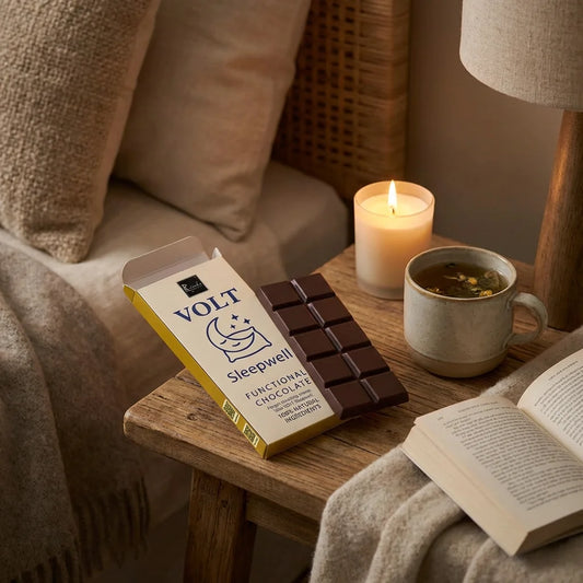 Nahaufnahme einer Tafel Ritonka VOLT Sleepwell Zartbitterschokolade mit 60% Kakao, angereichert mit Passionsblume und Lavendel.