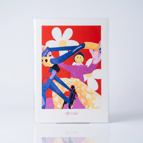 A4 Kunstdruck im Hochformat mit abstrahierter Darstellung von Blumen und einem Fahrrad in bunten Farben. Limitierte Queer Kunst.
