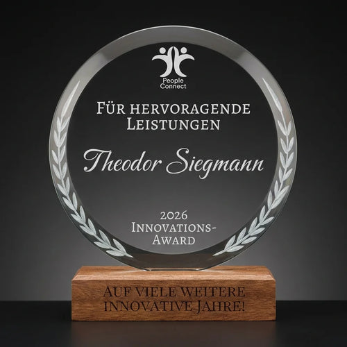 Runder Pokal aus klarem Kristallglas auf einem stabilen Sockel aus hellem Buchenholz vor neutralem Hintergrund