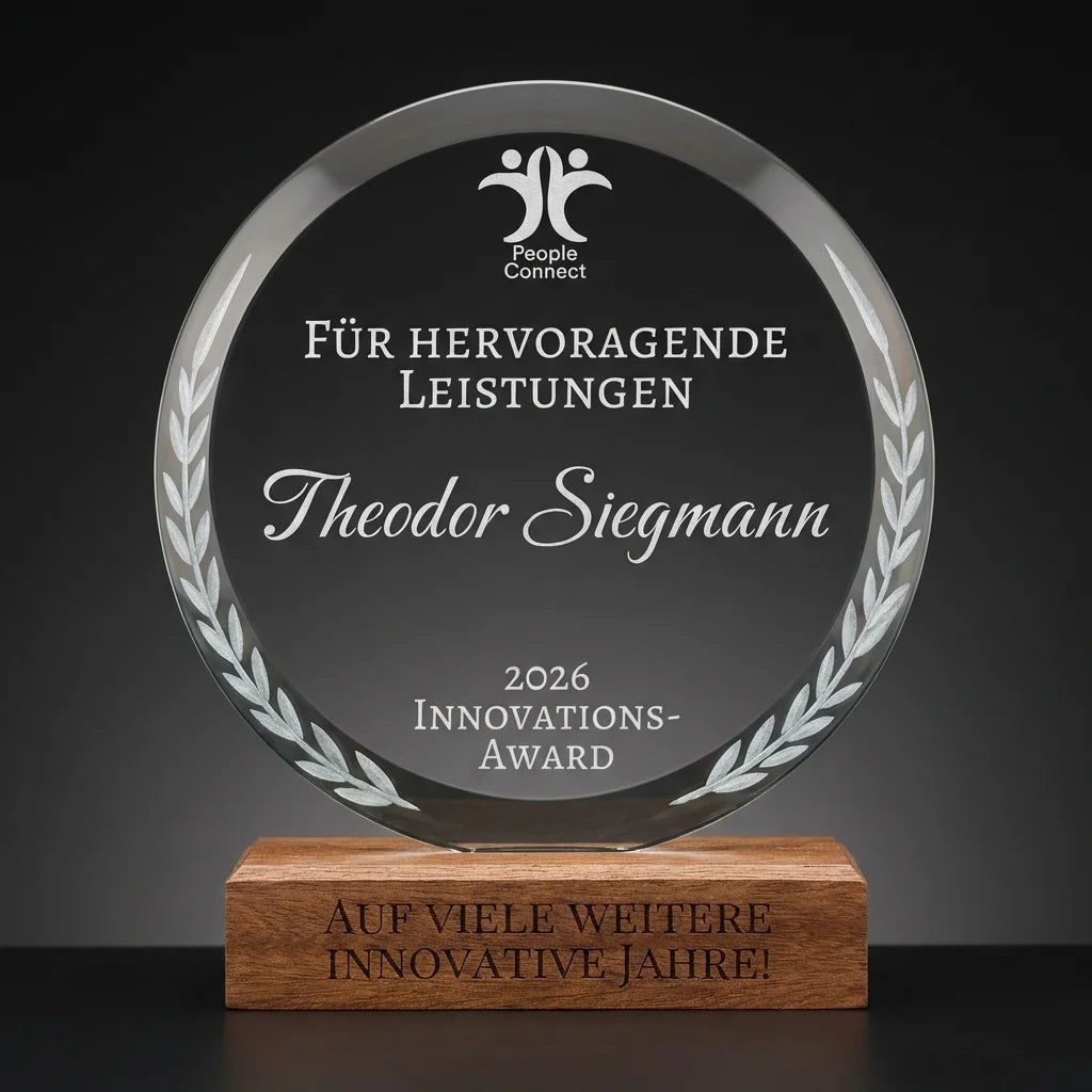 Runder Pokal aus klarem Kristallglas auf einem stabilen Sockel aus hellem Buchenholz vor neutralem Hintergrund