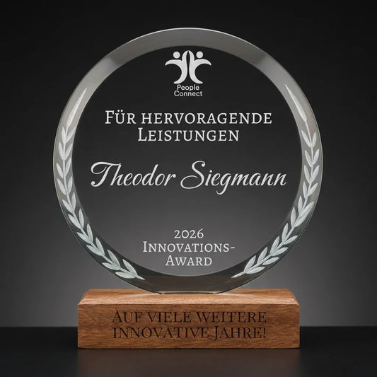 Runder Pokal aus klarem Kristallglas auf einem stabilen Sockel aus hellem Buchenholz vor neutralem Hintergrund