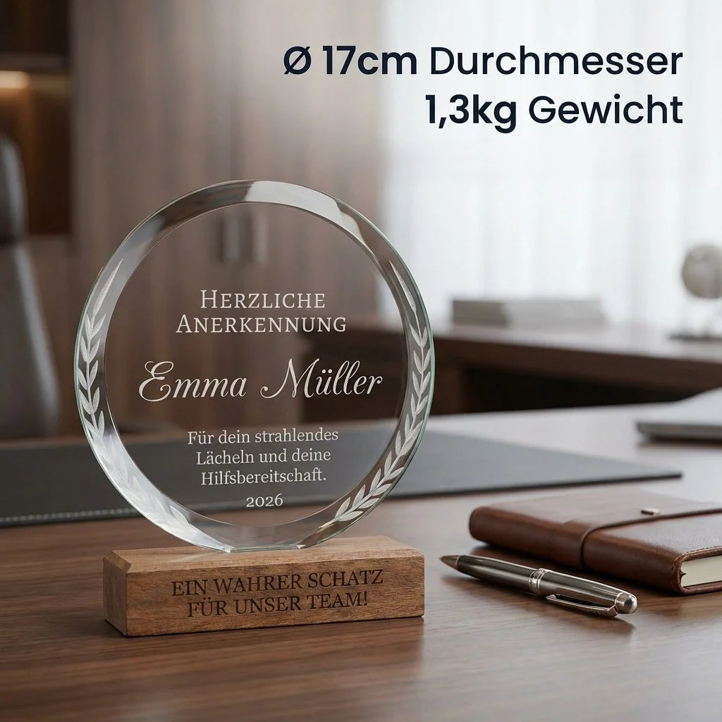 Runder Pokal aus klarem Kristallglas auf einem stabilen Sockel aus hellem Buchenholz vor neutralem Hintergrund