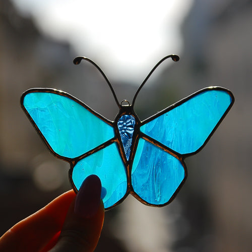Schmetterling, Handgemachte Glasdeko von Magpie Castle, Tiffany-Technik, Naturmotive wie Monstera, Pilze & Blumen, zum Aufhängen oder als Pflanzenstecker, kunstvolle Glaskunst aus Österreich.
