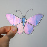 Schmetterling, Handgemachte Glasdeko von Magpie Castle, Tiffany-Technik, Naturmotive wie Monstera, Pilze & Blumen, zum Aufhängen oder als Pflanzenstecker, kunstvolle Glaskunst aus Österreich.