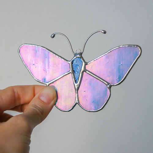 Schmetterling, Handgemachte Glasdeko von Magpie Castle, Tiffany-Technik, Naturmotive wie Monstera, Pilze & Blumen, zum Aufhängen oder als Pflanzenstecker, kunstvolle Glaskunst aus Österreich.