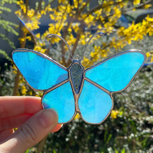 Schmetterling, Handgemachte Glasdeko von Magpie Castle, Tiffany-Technik, Naturmotive wie Monstera, Pilze & Blumen, zum Aufhängen oder als Pflanzenstecker, kunstvolle Glaskunst aus Österreich.