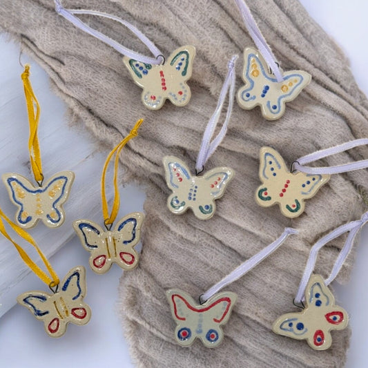 Handgemachter Schmetterlingsanhänger aus Keramik von ArtStudioIzzi, ca. 4 cm groß, mit wählbarer Bandfarbe, zufällige Glasur, Frühlings- & Osterdeko aus Keramik.