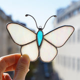 Schmetterling, Handgemachte Glasdeko von Magpie Castle, Tiffany-Technik, Naturmotive wie Monstera, Pilze & Blumen, zum Aufhängen oder als Pflanzenstecker, kunstvolle Glaskunst aus Österreich.
