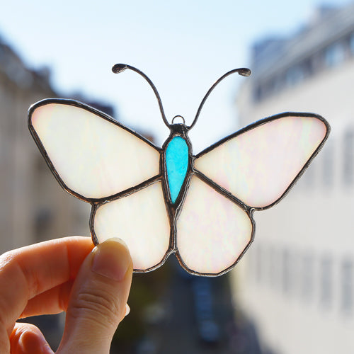 Schmetterling, Handgemachte Glasdeko von Magpie Castle, Tiffany-Technik, Naturmotive wie Monstera, Pilze & Blumen, zum Aufhängen oder als Pflanzenstecker, kunstvolle Glaskunst aus Österreich.
