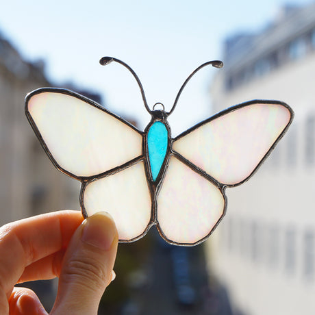 Schmetterling, Handgemachte Glasdeko von Magpie Castle, Tiffany-Technik, Naturmotive wie Monstera, Pilze & Blumen, zum Aufhängen oder als Pflanzenstecker, kunstvolle Glaskunst aus Österreich.