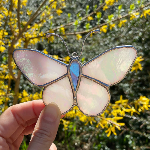 Schmetterling, Handgemachte Glasdeko von Magpie Castle, Tiffany-Technik, Naturmotive wie Monstera, Pilze & Blumen, zum Aufhängen oder als Pflanzenstecker, kunstvolle Glaskunst aus Österreich.