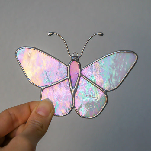 Schmetterling, Handgemachte Glasdeko von Magpie Castle, Tiffany-Technik, Naturmotive wie Monstera, Pilze & Blumen, zum Aufhängen oder als Pflanzenstecker, kunstvolle Glaskunst aus Österreich.