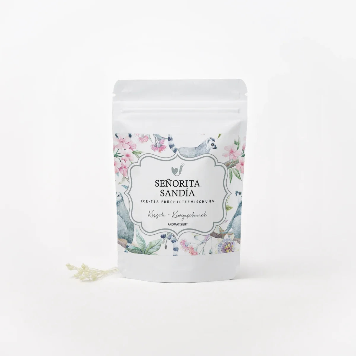 Ein dekoratives Teesäckchen der Sorte Señorita Sandía mit getrockneten Fruchtstücken für Kirsch-Kiwi Eistee.