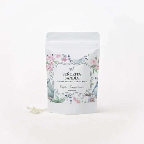 Ein dekoratives Teesäckchen der Sorte Señorita Sandía mit getrockneten Fruchtstücken für Kirsch-Kiwi Eistee.