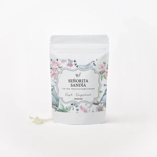 Ein dekoratives Teesäckchen der Sorte Señorita Sandía mit getrockneten Fruchtstücken für Kirsch-Kiwi Eistee.