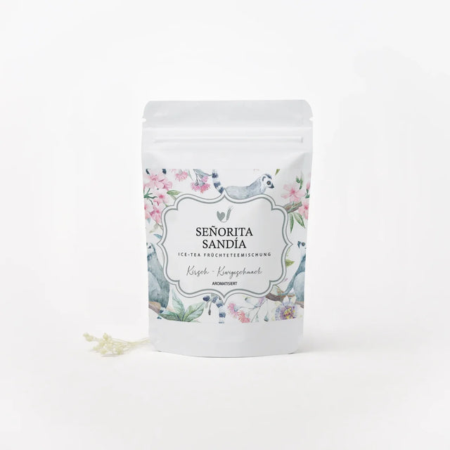 Ein dekoratives Teesäckchen der Sorte Señorita Sandía mit getrockneten Fruchtstücken für Kirsch-Kiwi Eistee.