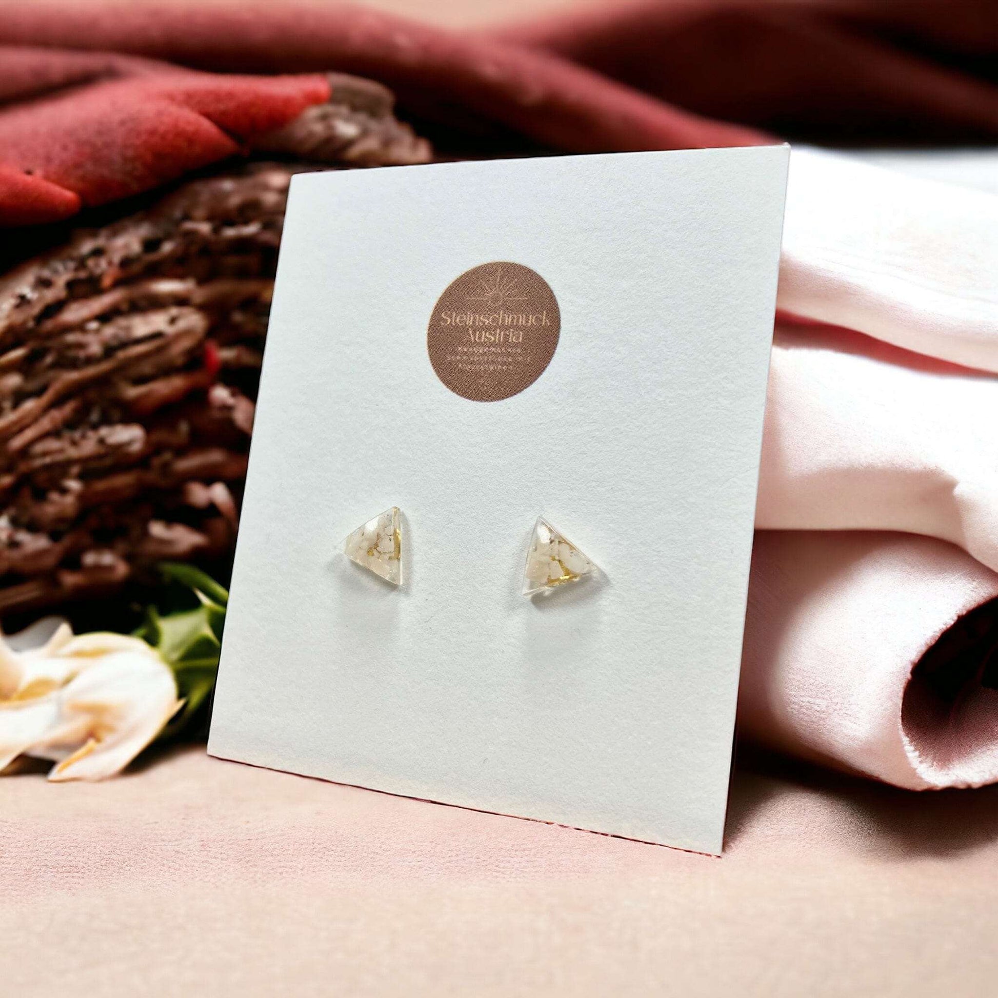 Handgemachte Steinschmuck Ohrstecker Dreieckig Weiß Schmuck Steinschmuck Austria oesterreich handgemachte geschenke in wien