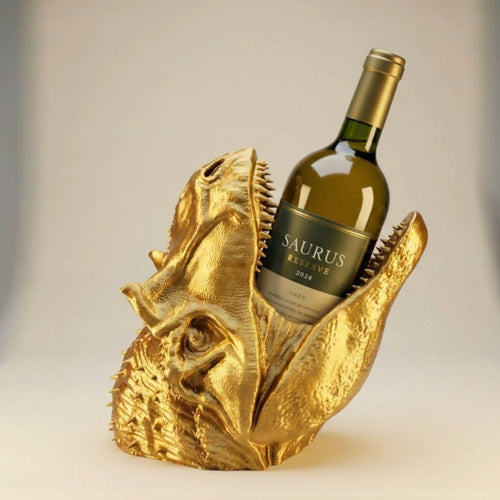 Ein detailreicher T-Rex Kopf aus dem 3D-Drucker hält eine Weinflasche in seinem weit geöffneten Maul.