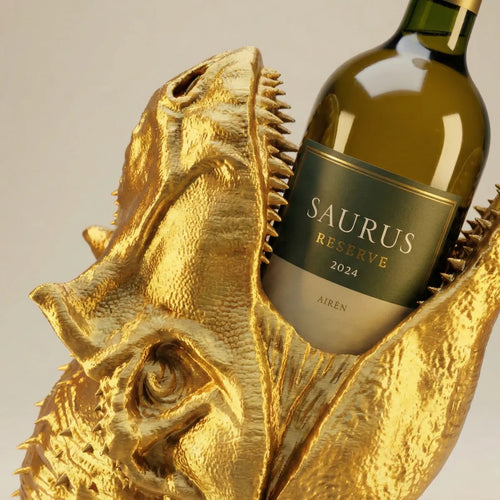 Ein detailreicher T-Rex Kopf aus dem 3D-Drucker hält eine Weinflasche in seinem weit geöffneten Maul.