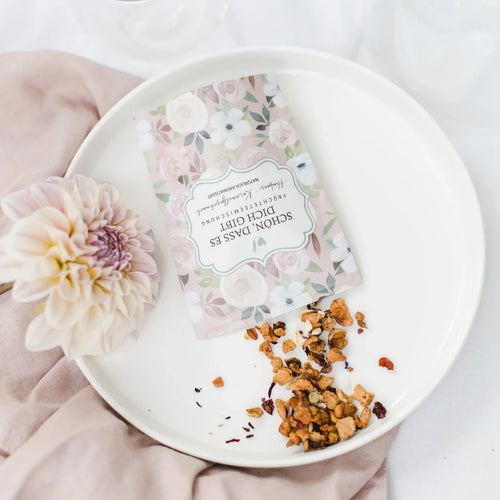 Kompaktes Teesäckchen mit der Aufschrift Schön dass es dich gibt und Früchtetee Inhalt