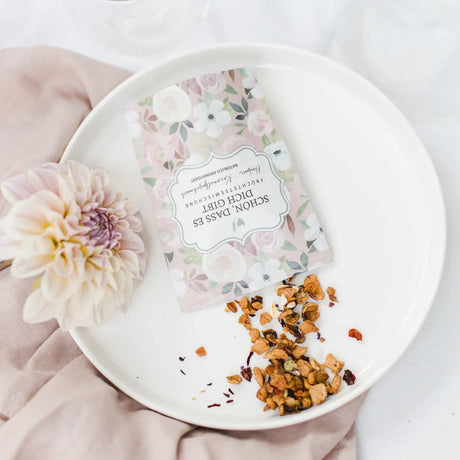 Kompaktes Teesäckchen mit der Aufschrift Schön dass es dich gibt und Früchtetee Inhalt